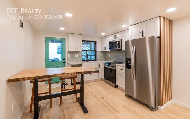 Building Photo - Three Bed Washington Sq West Trinity Style...