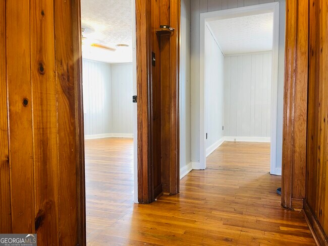 Foto del edificio - 406 E Main St