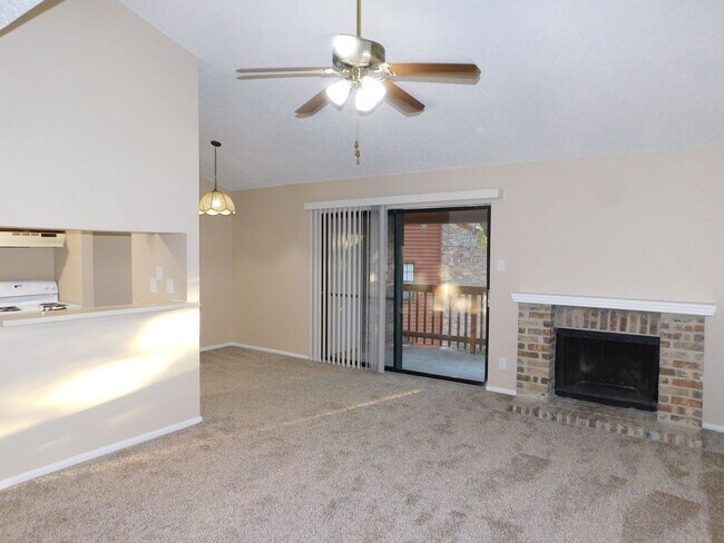 Building Photo - Country Hollow Condominiums