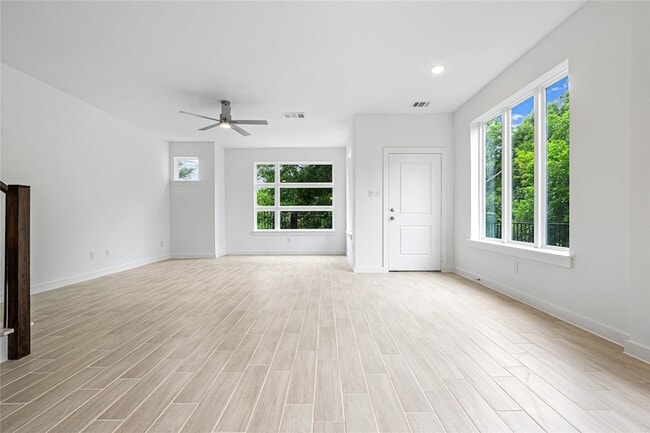 Building Photo - 321 Oakbend Dr