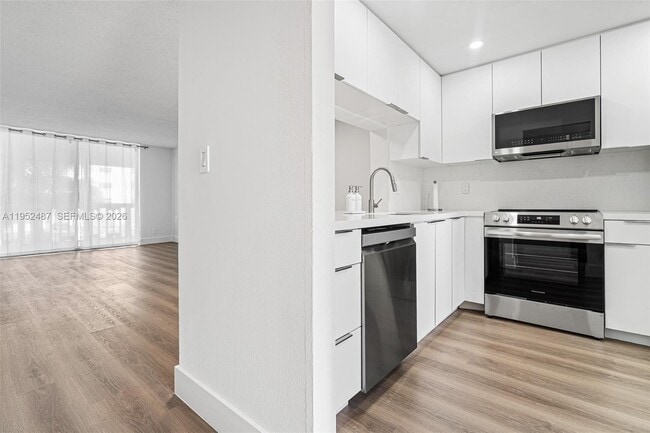 Building Photo - 901 NE 14th Ave