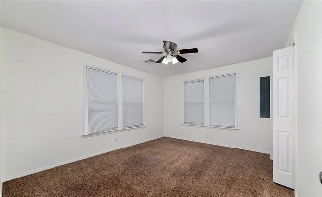 Foto del edificio - 3 bedroom House - Move in special for the ...