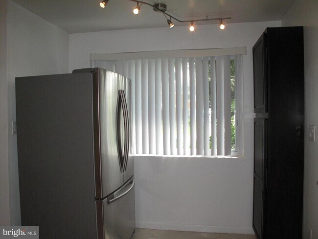 Building Photo - 6904 Southridge Dr