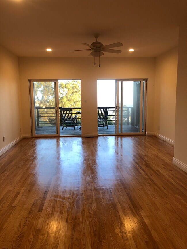 Living / Deck Entrance - 1568 Campus Dr
