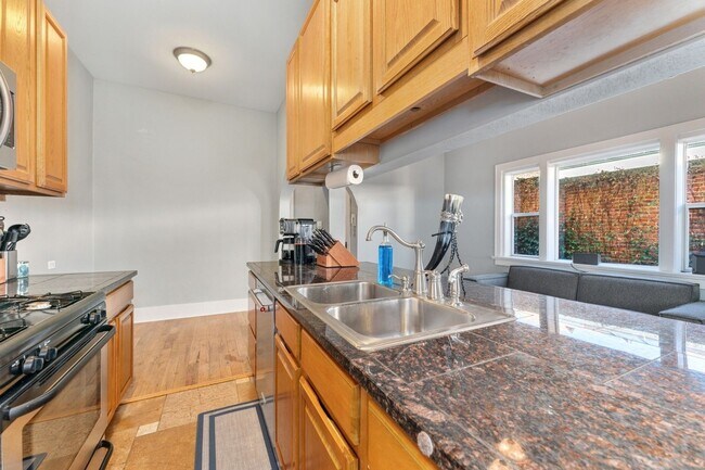 Building Photo - Charming 2BR Condo with parking!