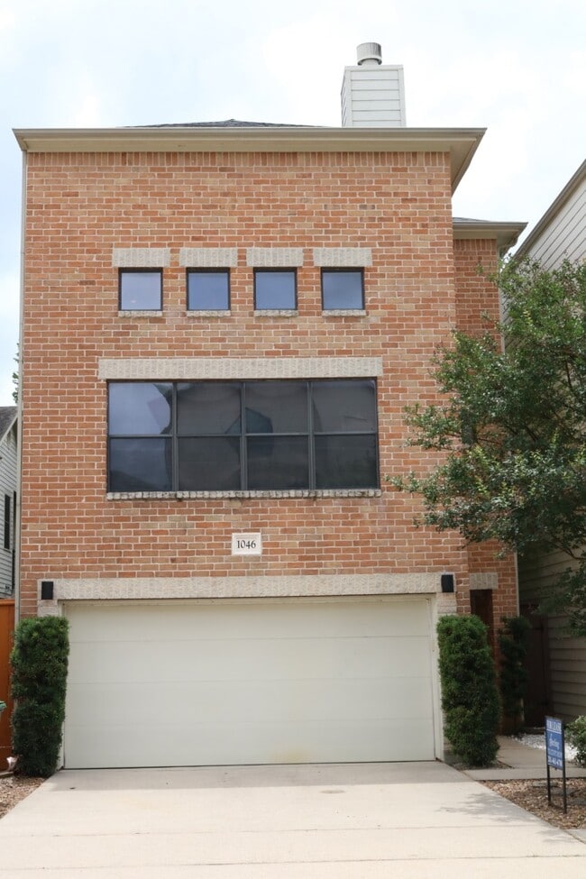 Building Photo - 1046 W 25th St