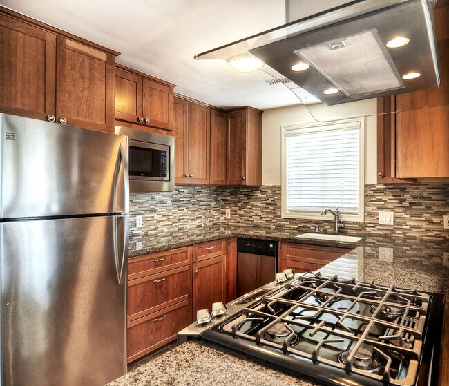 Building Photo - 2 Bedroom 1 Bath Laguna Beach Penthouse Unit