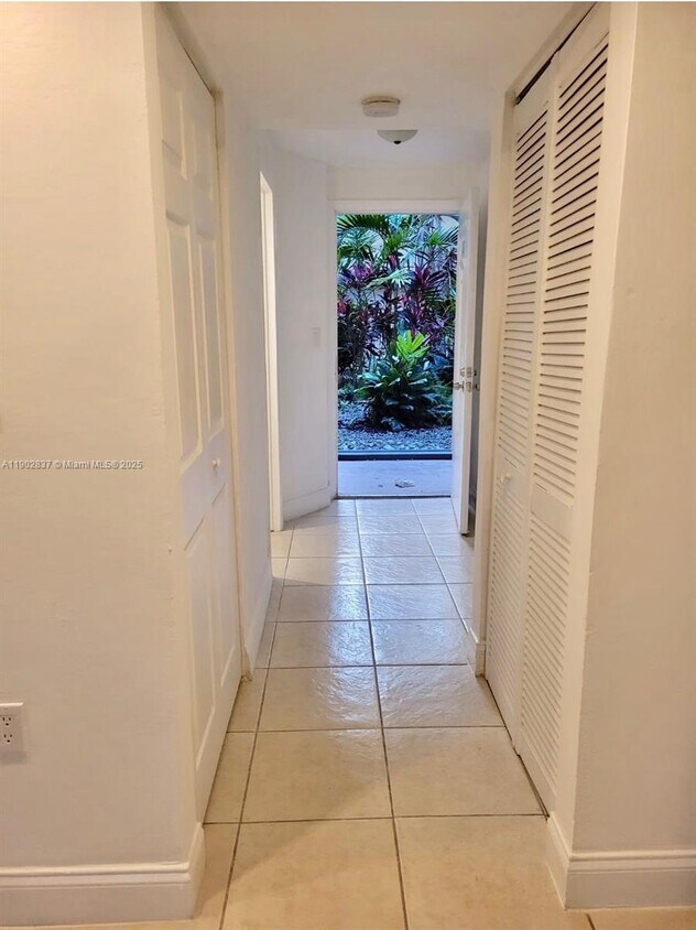 Foto principal - 4205 N University Dr