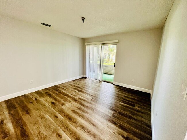 Foto del edificio - ? Charming 1/1 Condo in Resort-Style Community with Pool & Gym