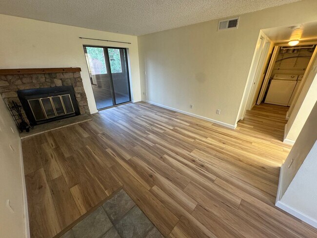 Foto del edificio - Centennial Lake Park Condo