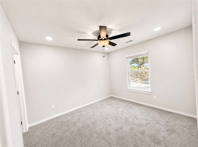 Building Photo - 264 LaVona Ln