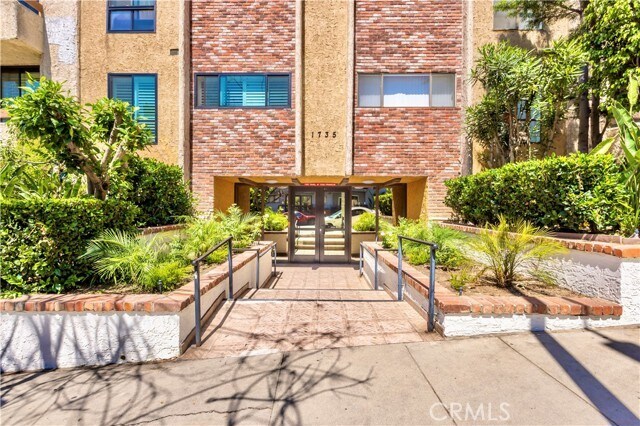 Foto del edificio - 1735 N Fuller Ave