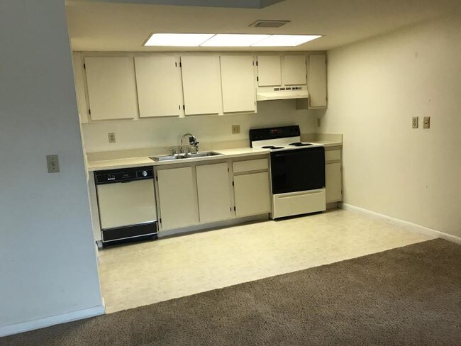 Building Photo - 2083 NE Collins Circle 4d