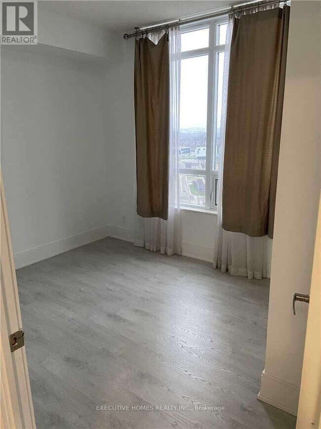 Building Photo - 330 Burnhamthorpe Rd E