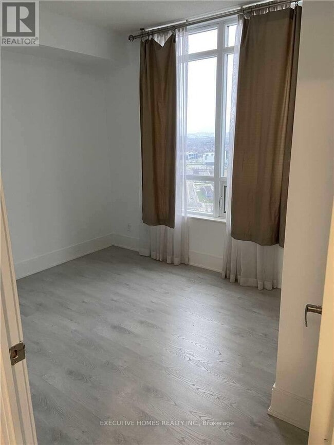 Photo du bâtiment - 330 Burnhamthorpe Rd E