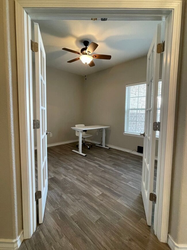 Building Photo - Executive 3 Bedroom Home on Golf Course