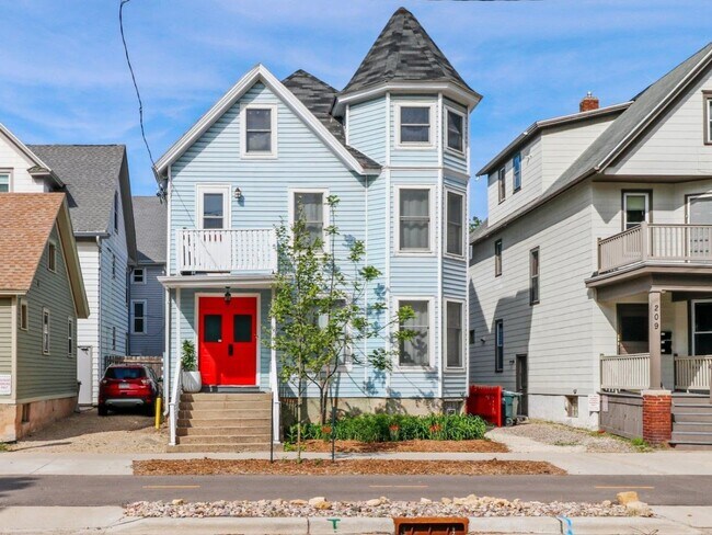 Building Photo - 207 S Broom St