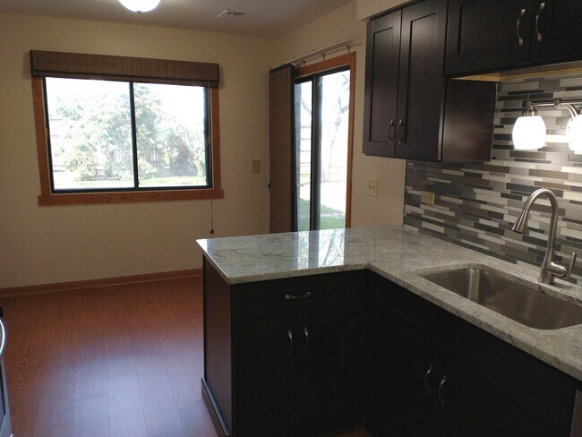 Building Photo - 900 Surrey Dr