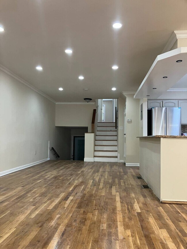 Building Photo - 1246 E 72nd St