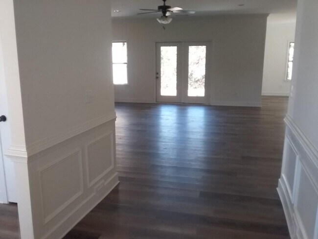 Building Photo - 5848 Ridgedale