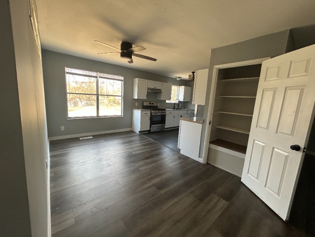 Building Photo - 10411 Royal Dr