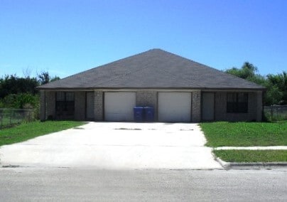 Building Photo - 305 Janelle Dr