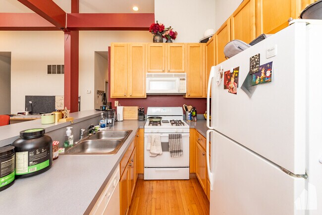 Foto del edificio - Huge 1 bedroom condo with hardwood floors ...