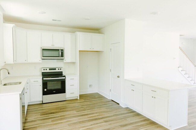 Foto del edificio - 3BD/2.5BA TOWNHOUSE-Walking Distance to Avondale, Greenway and Short Drive to Downtown Charleston...