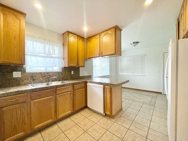 Building Photo - This beautifully maintained 3-bedroom, 2-bathroom Windsor home