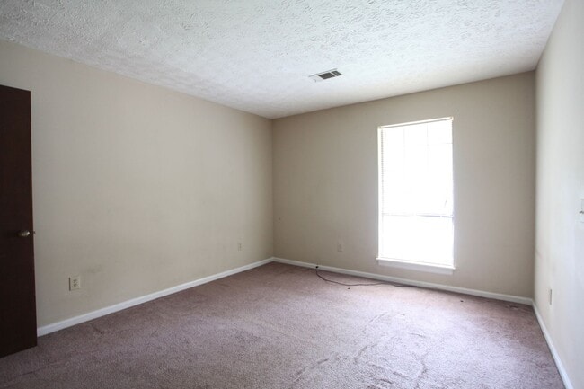 Building Photo - Two Bedroom Duplex Available March!