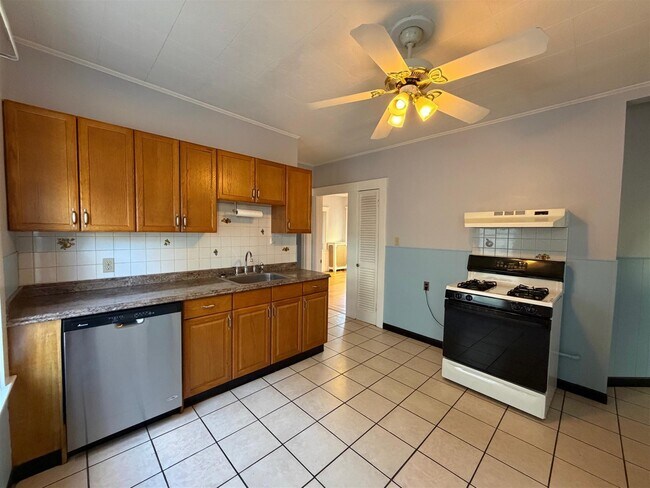 Building Photo - 127 Walnut St