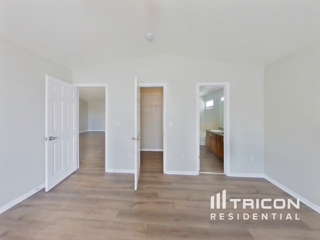 Building Photo - 1115 Legend Oak Dr