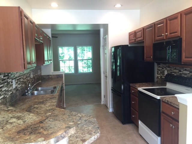Building Photo - 5912 Bardot Ct