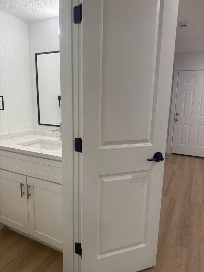 Foto del edificio - River Crossing Townhome - Brand New Finish Out