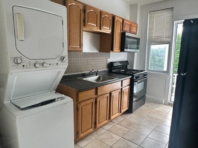 Foto del edificio - 1 Bedroom & Den 3659 Cottage Ave