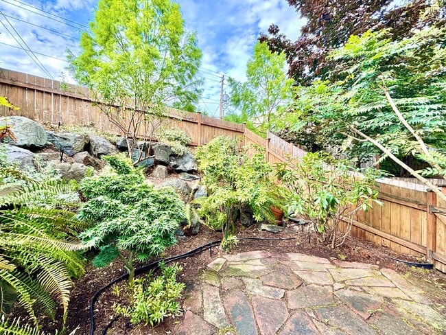 Building Photo - Stunning Tri-Level Townhome in Seattle’s V...