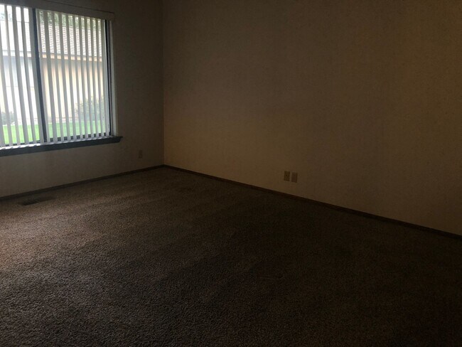 Foto del edificio - LAKEFRONT Condo Style Living!