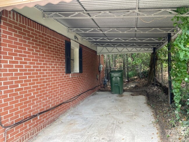 Building Photo - **AVAILABLE NOW**3 Bedroom / 2 Bathroom Ho...