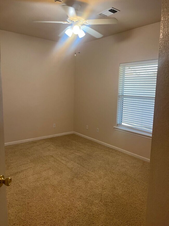 Building Photo - Beautiful Templeton Home on Large Lot