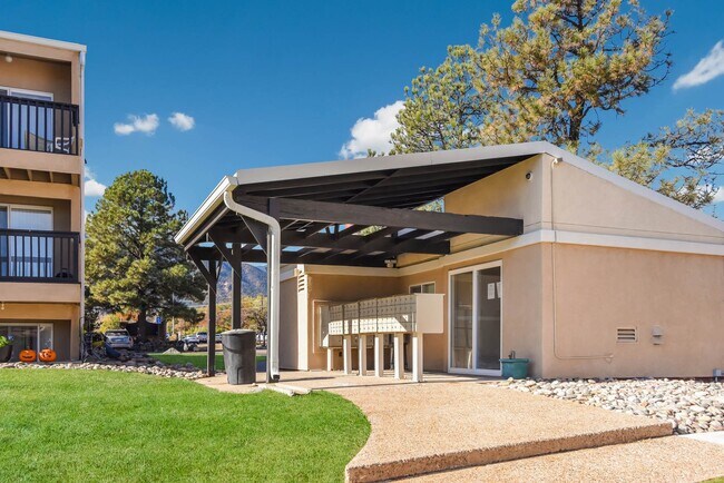 Vestuario en Broadmoor Springs, Colorado, 80906 - Broadmoor Springs