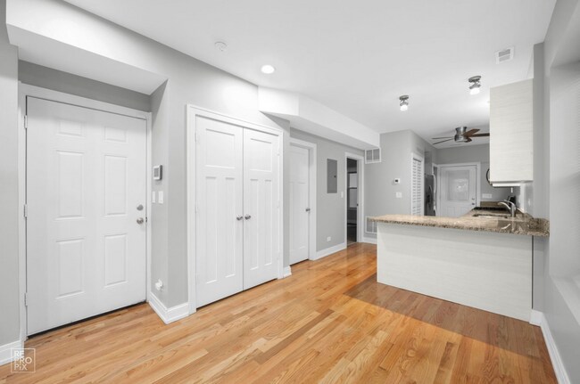 Foto del edificio - 3251 W Carroll Ave