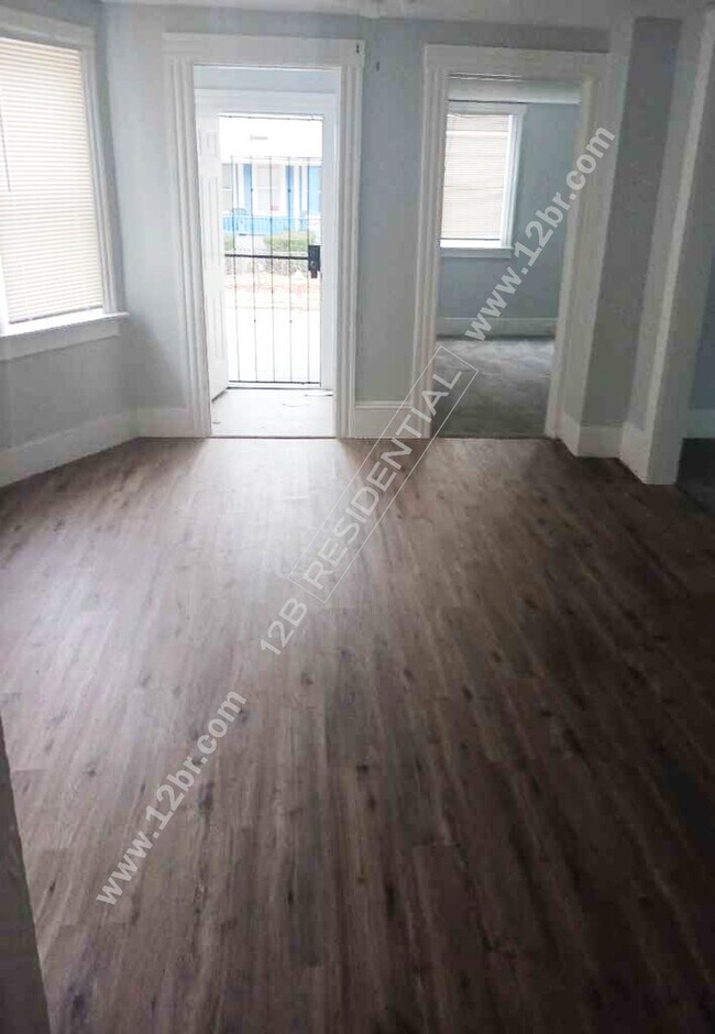 Building Photo - 5-Bedroom Home Close to Rockefeller Park