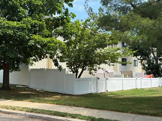 Foto del edificio - 211 Clubhouse Dr