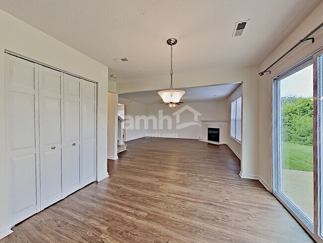 Foto del edificio - 615 Blossom Hill Dr