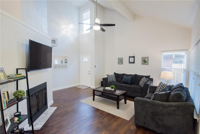 Building Photo - Boxwood Drive