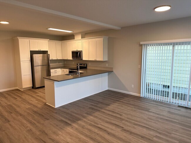 Foto del edificio - New 3 Bed / 2.5 Bath Duplex! $250 Amazon G...