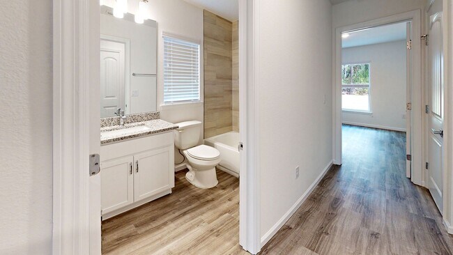 Building Photo - ***1ST MONTHS RENT FREE!  STUNNING 3/2 BRA...