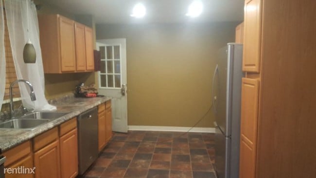 Building Photo - 3 br, 1 bath Apartment - 48 S 5th Avenue