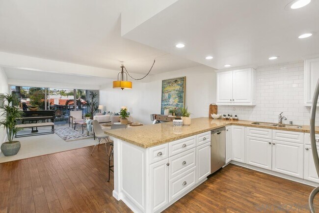 Foto del edificio - 4944 Cass St