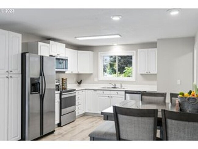 Building Photo - Newly Updated 3 Bedroom Hillsboro Home!